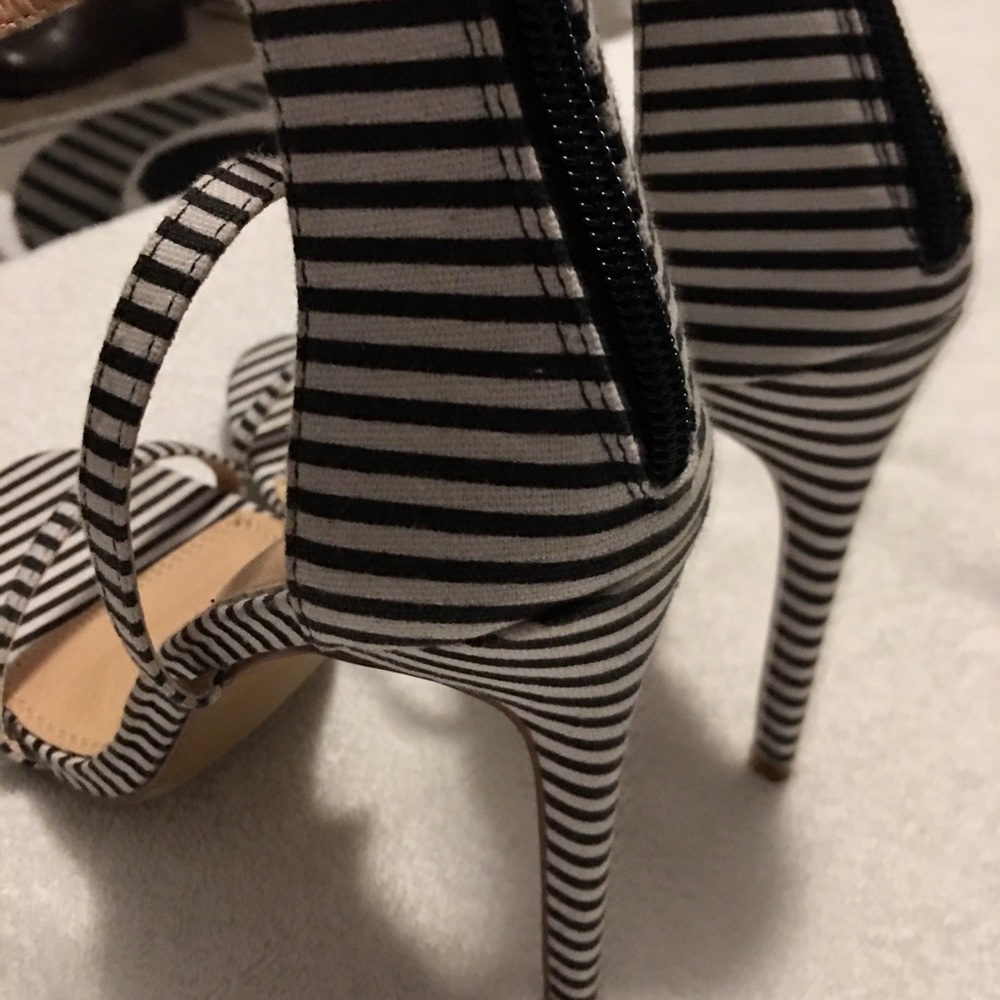 Almost Brand New - Stylish Zebra Heels By LILIANA - size 9 - box 42 - Picture 3 of 4